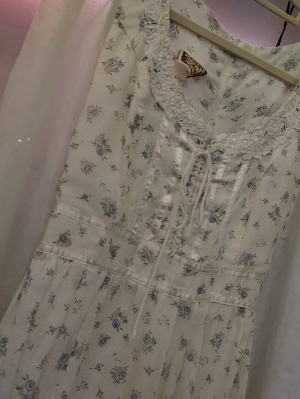 Vintage 80s Gunne Sax White Prairie Maxi Dress with Blue Flowers - Picture 4 of 8